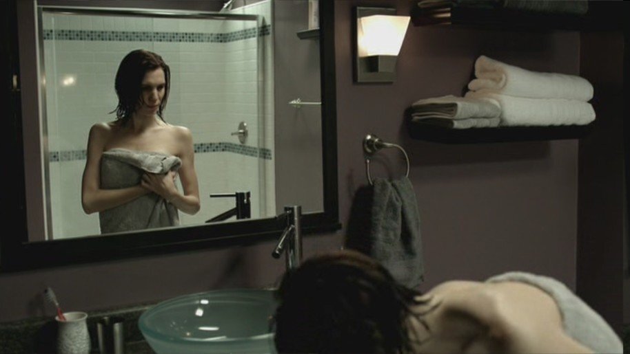 Картинка описывает то, что замечает девушка.