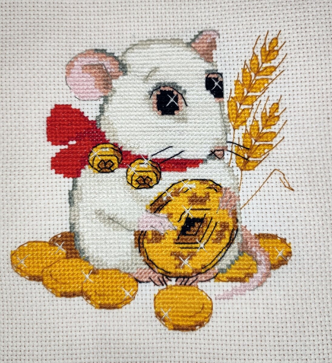 Вышивает Татьяна Морозова Мышка от Риолис. Набор "К благополучию" артикул 1835