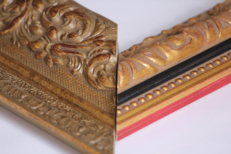 Какой из этих образцов багета пластиковый, а какой деревянный?