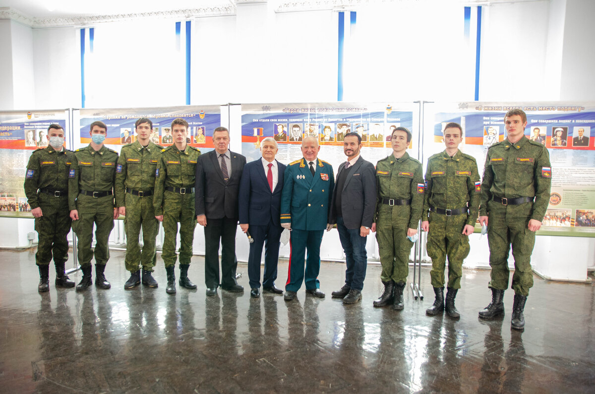 Студенты  – слушатели ВУЦ при ЮУрГУ на открытии выставки, посвящённой Дню Героев Отечества. 9 декабря 2020 года. Фото Данила РАХИМОВА.