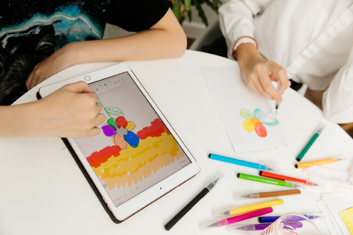 Рисовать можно на чем угодно - но новичку лучше практиковаться с реальными карандашами и маркерами 