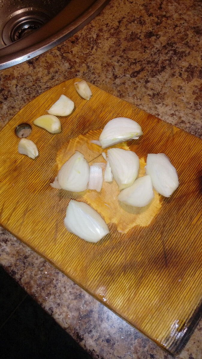 Режем лук и чистим чеснок