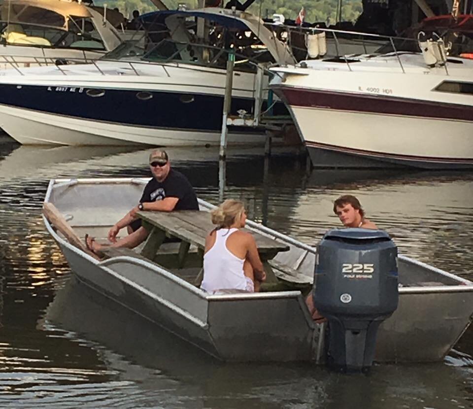 Трудно представить как можно с помощью румпеля управиться с таким "зверем", но факт.