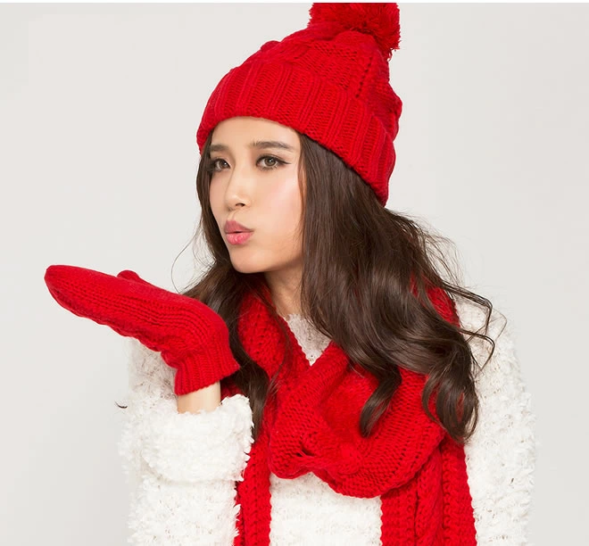 Красная шапка. Красная зимняя шапка. Шапка с перчатками. Красная шапка и варежки.
