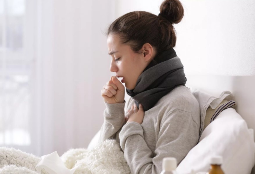 Вопреки внешнему виду, бронхит - довольно опасное заболевание нижних дыхательных путей, симптомы которого похожи на простуду, но кашель доставляет крайне неприятные ощущения