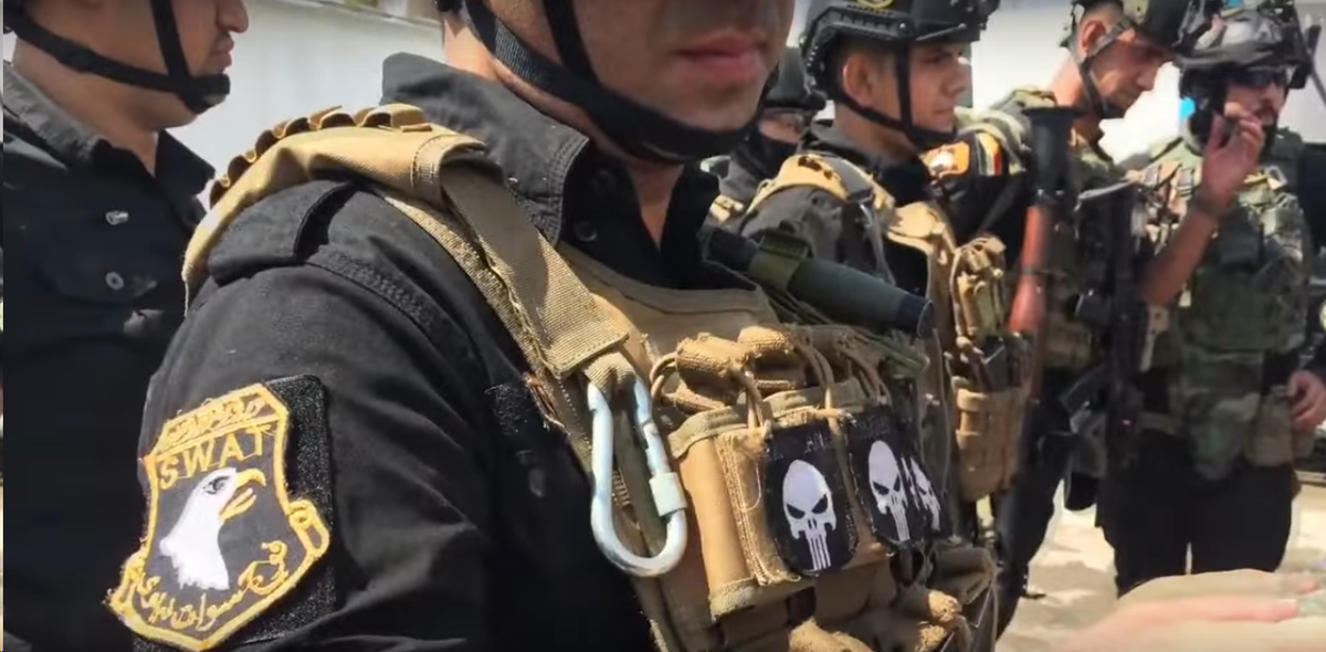 Череп "Карателя" у военнослужащего SWAT Ирака. Скриншот видео  https://www.youtube.com/watch?app=desktop&v=hicgck-sS6s