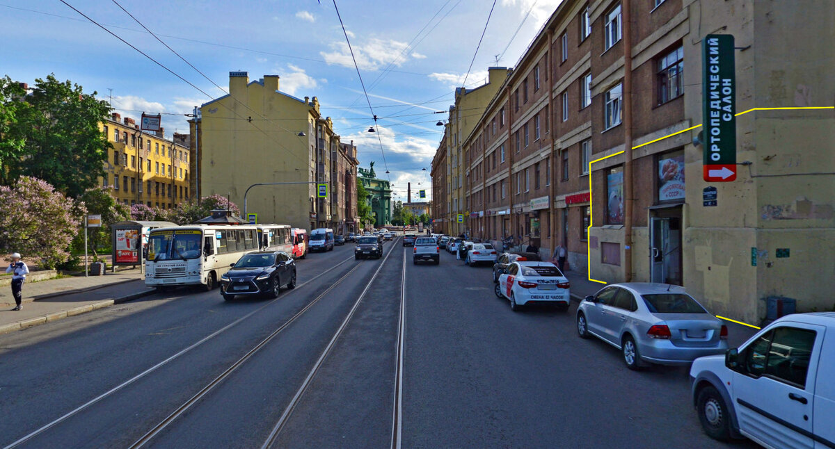 Постоянный пешеходный и автомобильный трафик