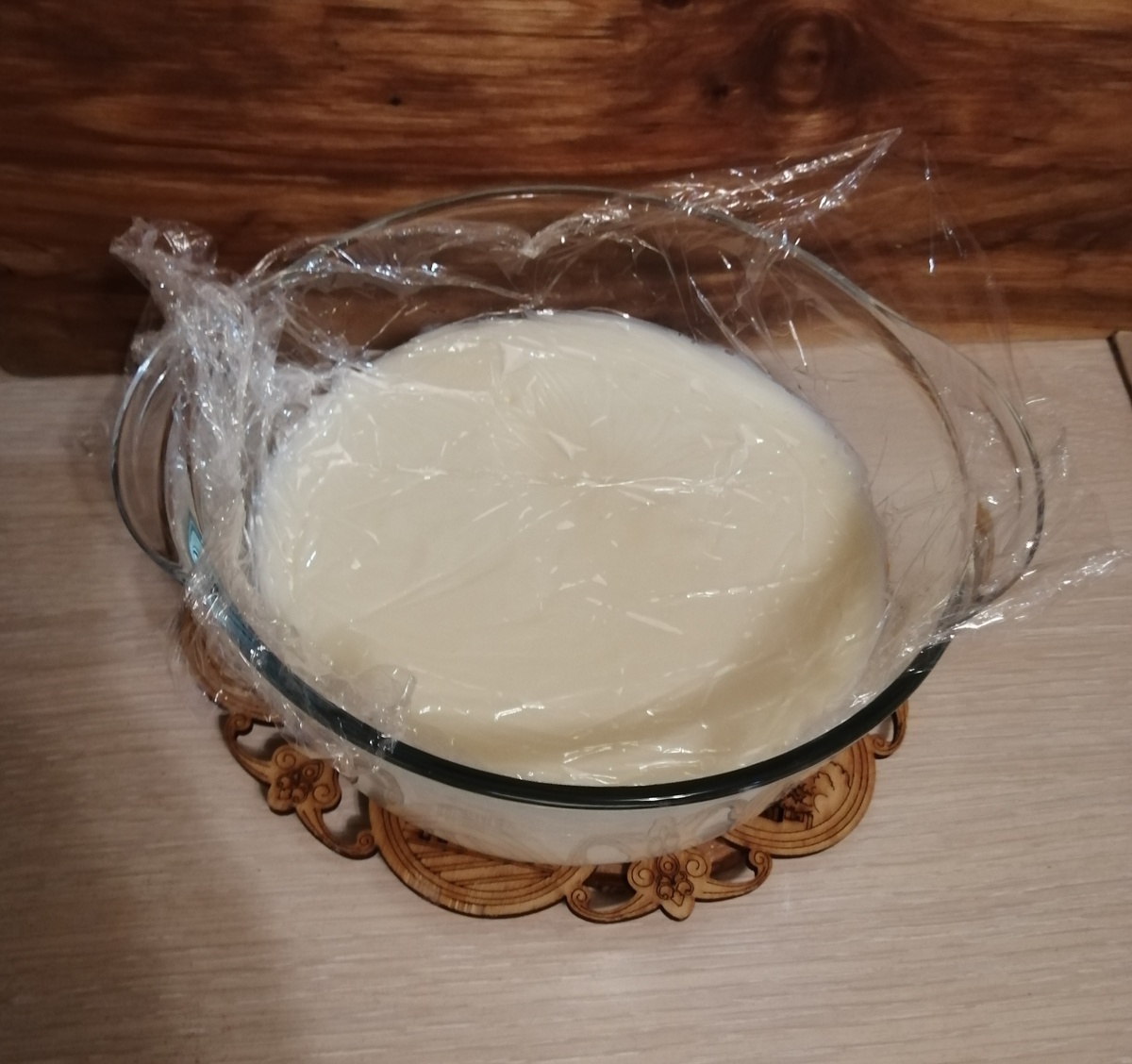 Обязательно укрыть пищевой плёнкой в контакт, чтобы пудинг не заветрился