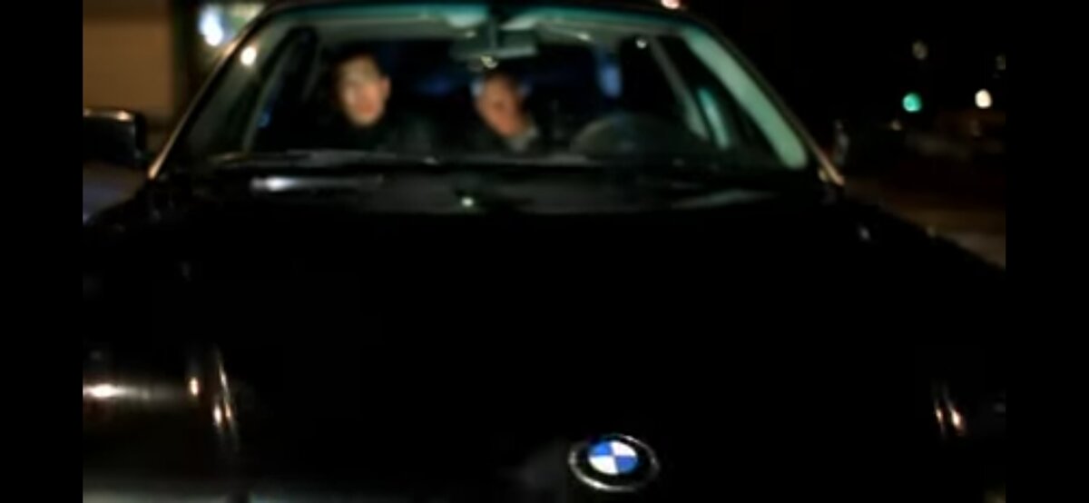 Сцена из фильма «Бумер», когда персонаж по прозвищу «Рама» выдернул тросик из капота, чтобы тот больше не открывали на посту