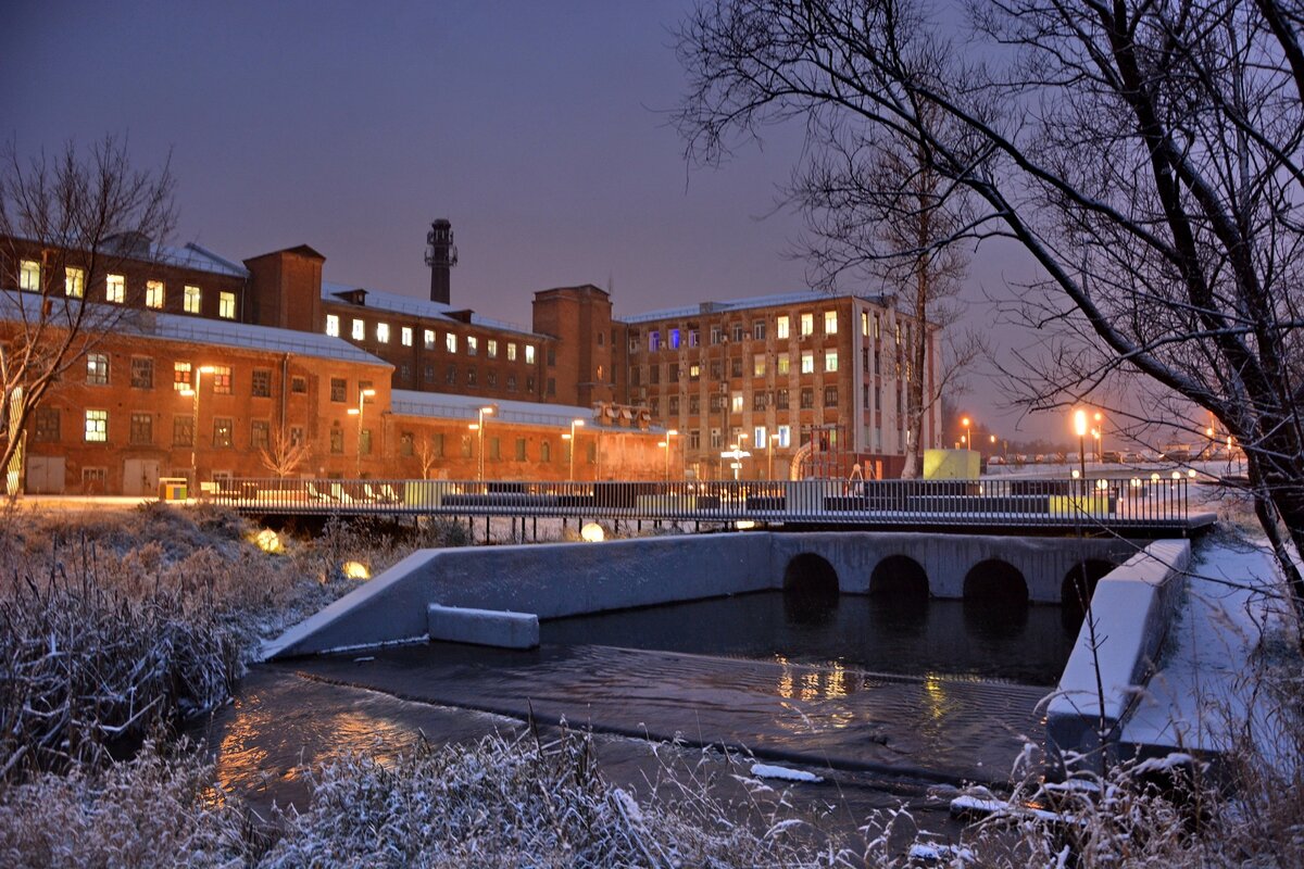 Мосты, фонари, лавочки и детская площадка, но ужасные фасады самой фабрики не мешает привести в порядок! Понятно что время износило стены да и эти фасады были задворками фабрики, но все же!