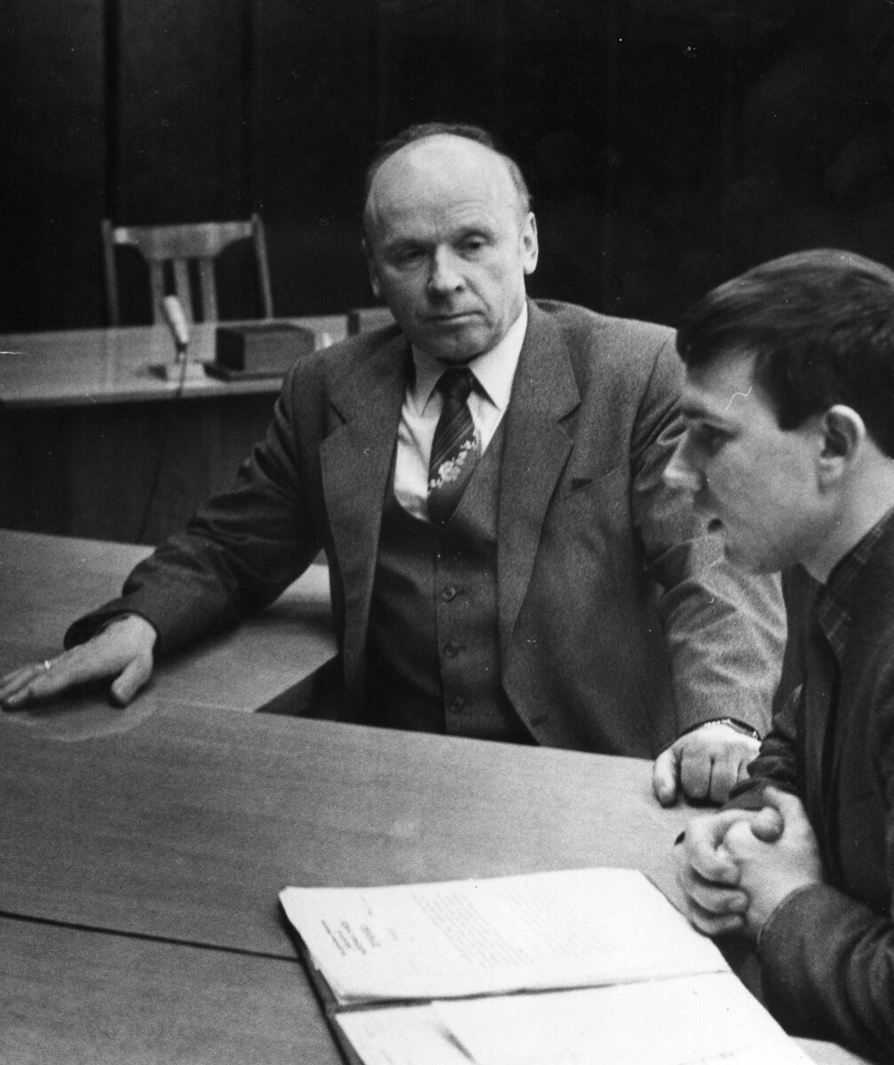 Карл Игнатьевич Шавловский и Вадим Щуревич, секретарь комитета комсомола, 1988 год.