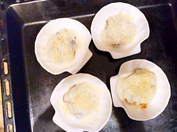 Разравняйте соус и посыпьте сыром