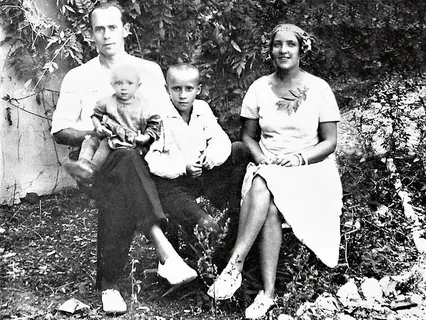 Олег Анофриев (сидит на коленях отца) с родителями, Андреем и Марией Анофриевыми, и братом. 