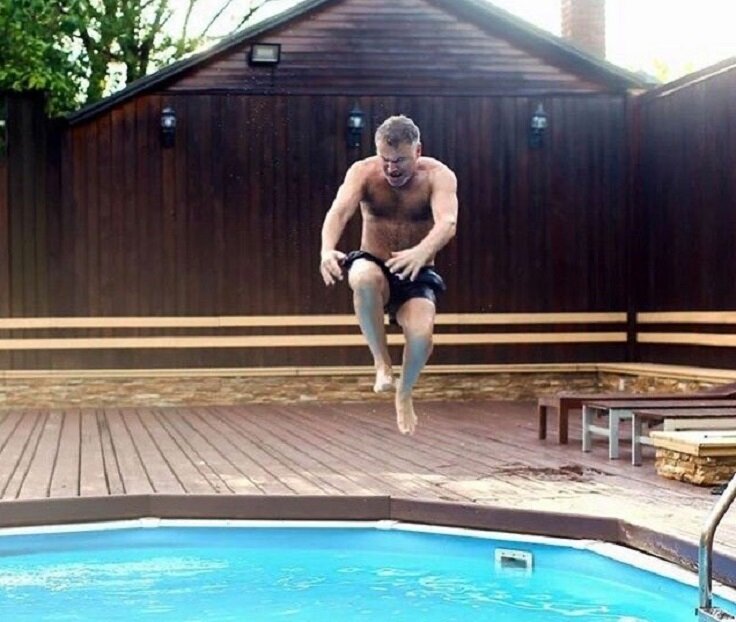 Агутин в этом году много работал онлайн. Домашний клип на песню «По тебе скучают бары». Фото: @agutinleonid