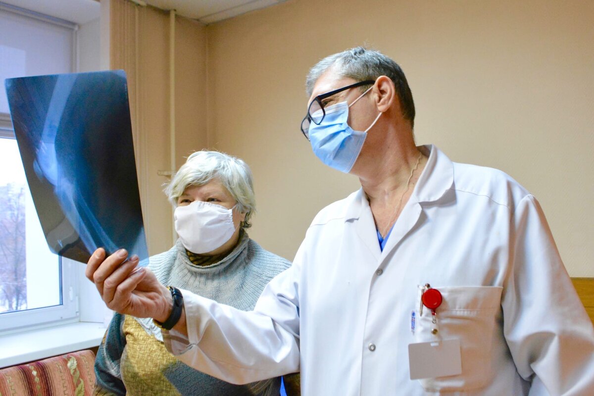 Заведующий КДО Виталий Ефимович Релин проводит консультацию