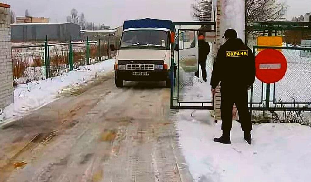 Когда простоишь так на морозе два - три часа, то даже деревянный вагончик КПП  покажется  райским оазисом... 