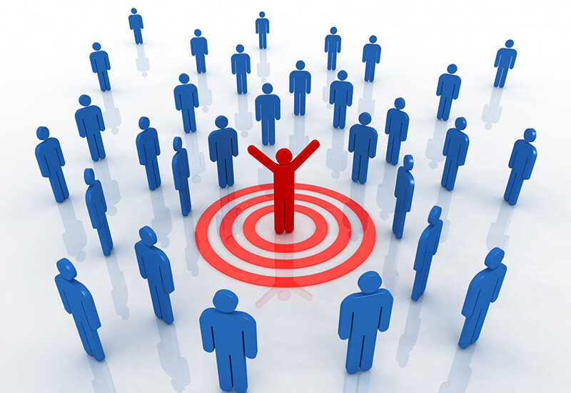 женщина в окружении мужчин. человек в центре внимания. психологический тренинг для подростков. группа людей. человек хотящий быть в центре внимания.