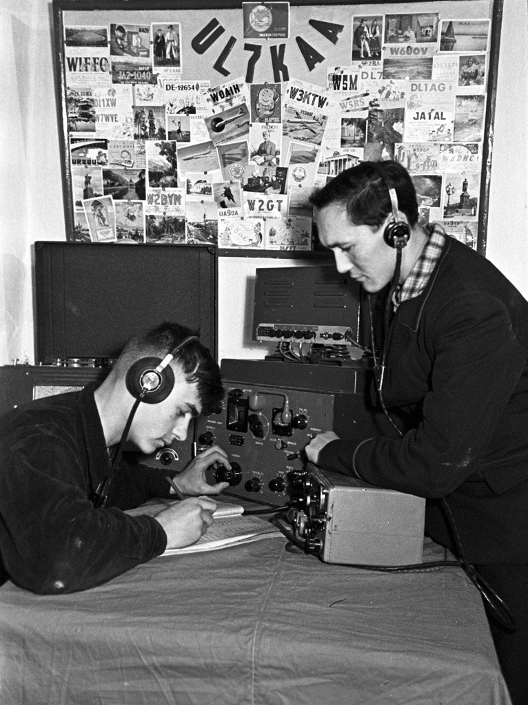 Радиолюбители-коротковолновики на коллективной радиостанции