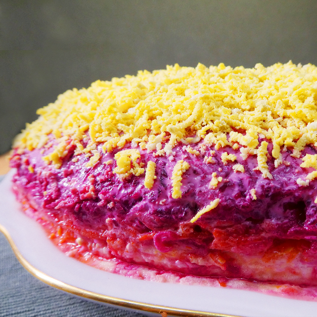  Сельдь солёная - 2 шт.
Свёкла отварная (средняя) - 1 шт.
Картофель отварной - 4 шт.
Морковь отварная - 2 шт.
Лук репчатый - 1 шт.
Яйца отварные - 4 шт.
Майонез - по вкусу


Как приготовить селёдку под шубой:

1 слой: селёдка (филе режется мелкими кубиками).

2 слой: лук (нарезается мелкими кубиками).

3 слой: картофель (натирается на крупной тёрке).

4 слой: морковь (натирается на тёрке).

5 слой: яйца (натираются на тёрке).

6 слой: свекла (натирается на тёрке).

Каждый слой смазывается майонезом.

Салат «Сельдь под шубой» должен пропитаться.Кушайте на здоровье)))