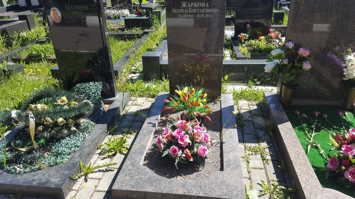 Живые цветы на кладбище