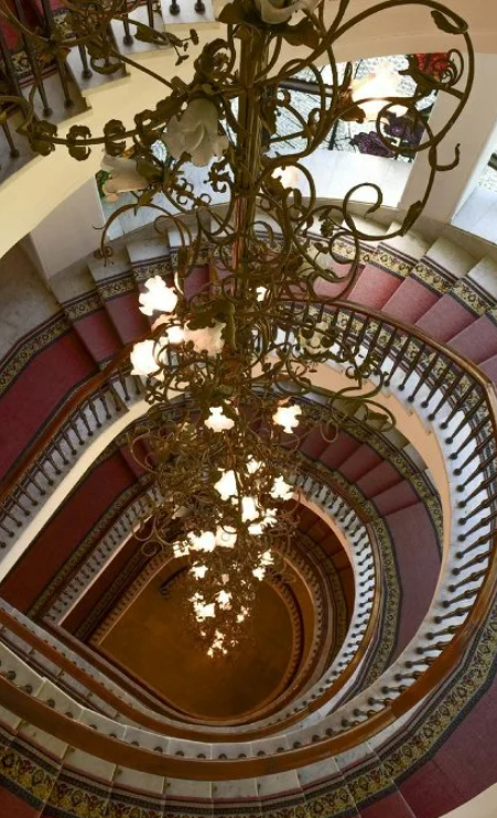 Вид на люстру с Государственной дачи "Мюссера" ( Госдача Чайка М).Строилась как место отдыха для М.Горбачева.