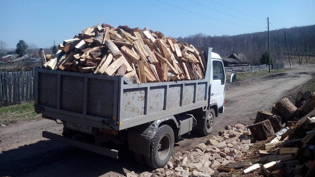 Груженый дровами грузовик. Дрова 30 кубов КАМАЗ. КАМАЗ 10 кубов самосвал дрова 2 метров. Дрова самосвал. Машина на дровах.