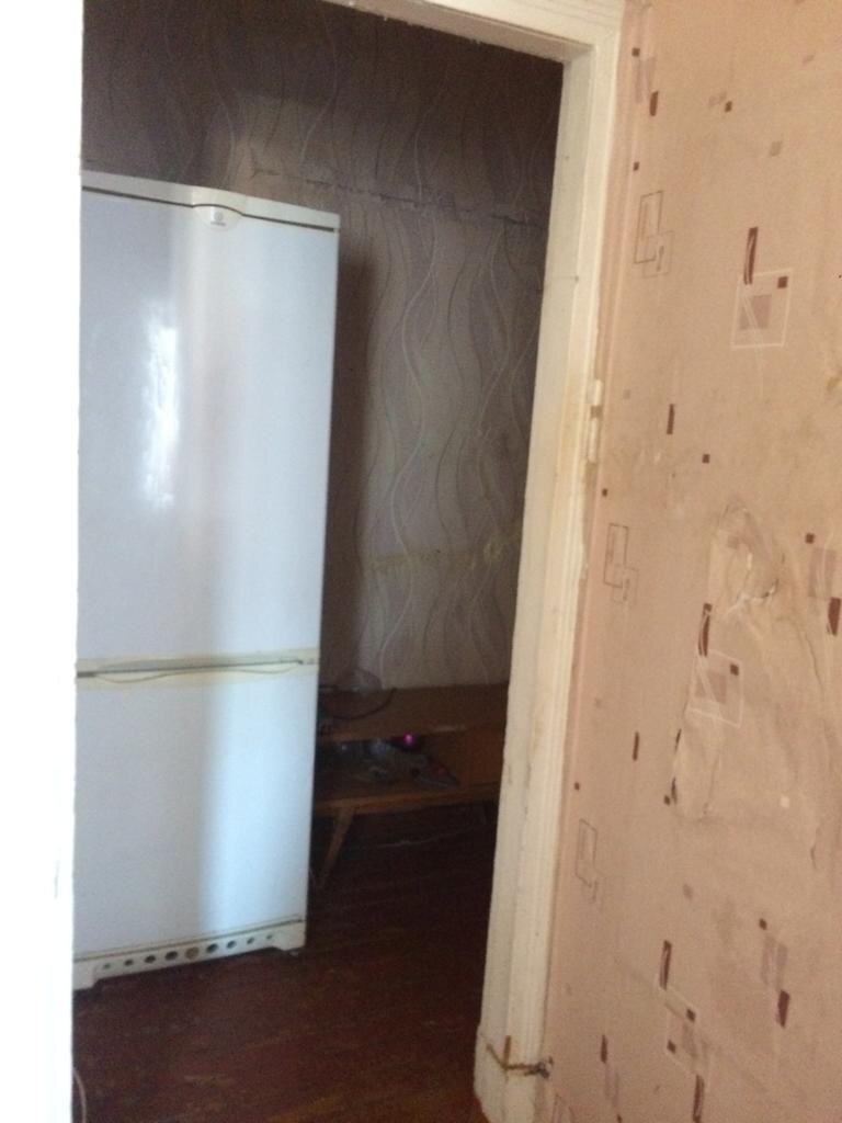 Правильное решение- это поставить ещё живой холодильник в прихожую.  На кухне он пустой все равно не нужен.