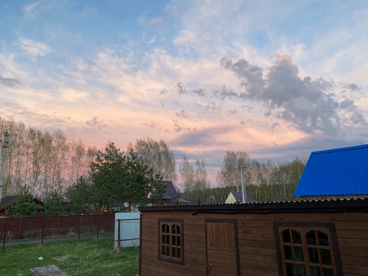 На момент раздумий о доме у нас был участок и эта бытовка