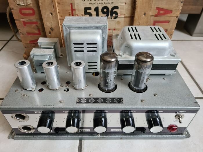 Усилитель без верхней крышки.