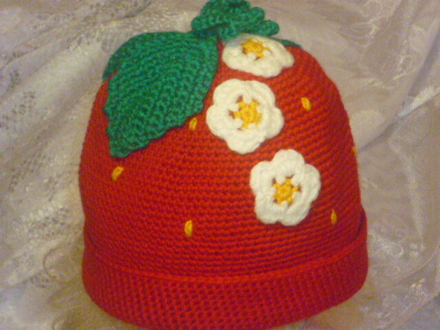 Шапочка-клубника. Фото автора