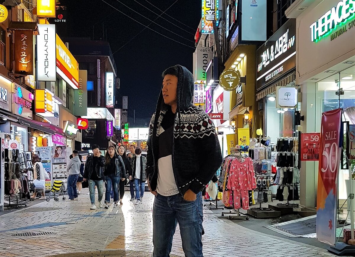 Один прилетел в Южную Корею, познакомился с интересными людьми, сейчас дружим