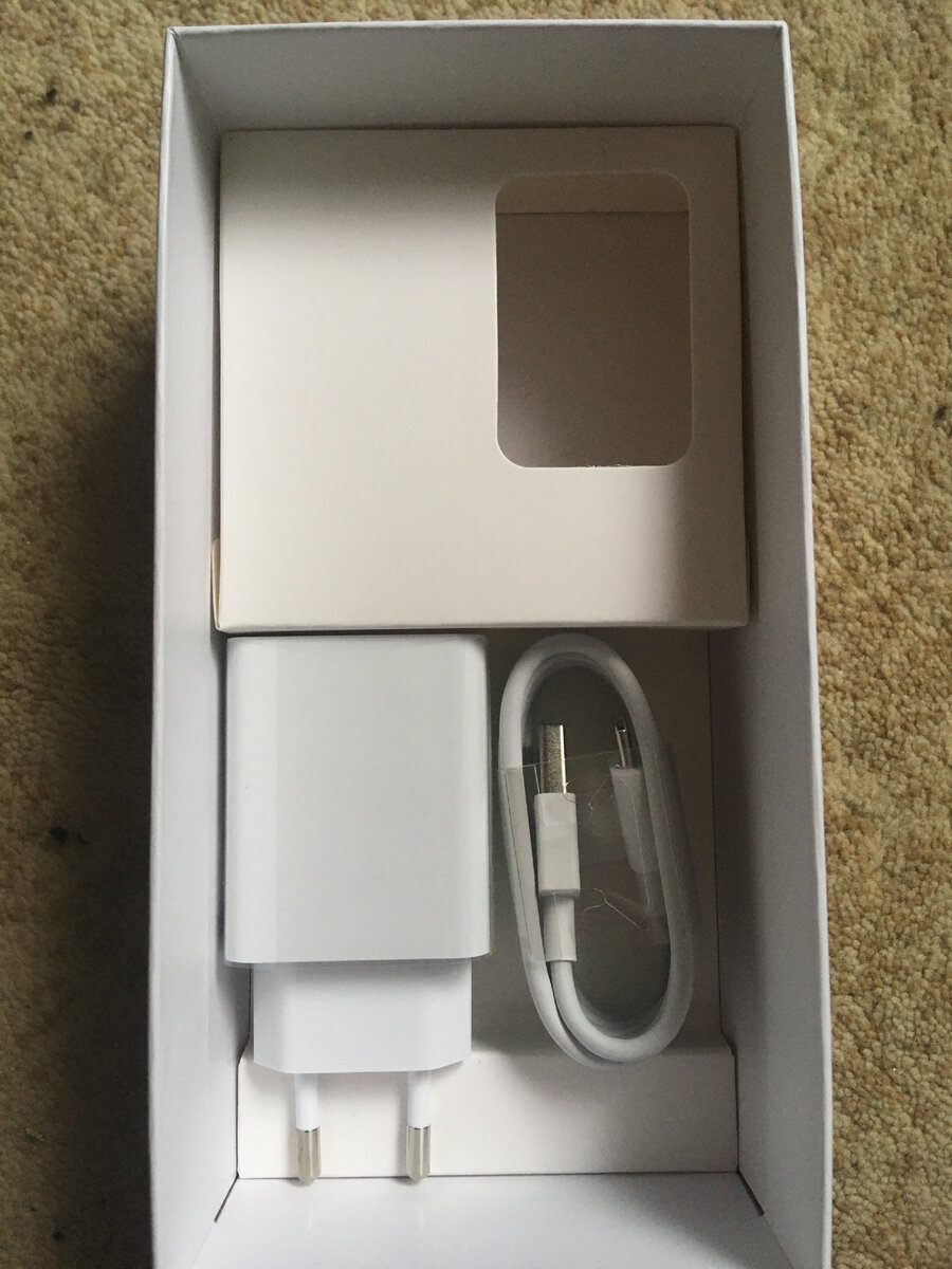 Зарядный кабель USB Type-C и зарядный блок Xiaomi.