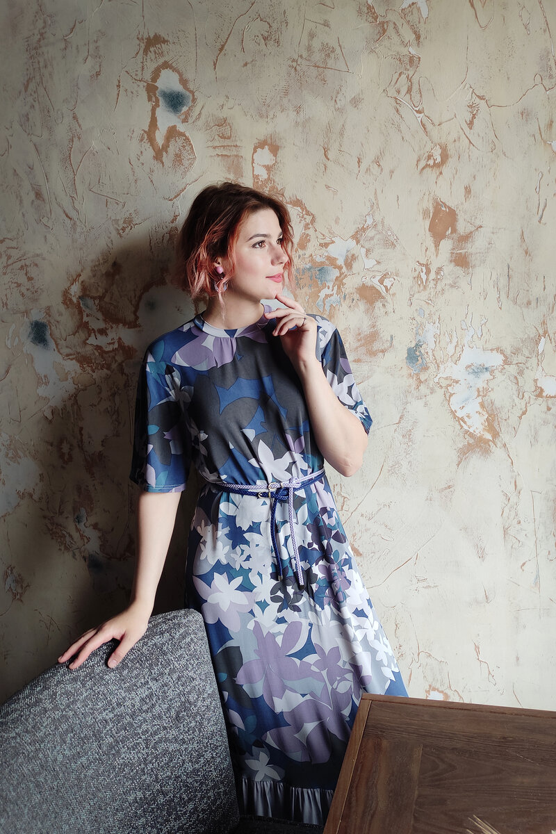 Всем привет! С вами Дизайнер и блогер Яна Левашова. Всем желаю в первую очередь гармонии с собой. Я последние лет 10 вообще не покупаю ничего из одежды, кроме обуви, сумок, носков и колготок :) Как и мой мужчина. Шьём всё и не паримся по поводу мнений :) Чего и вам желаю.