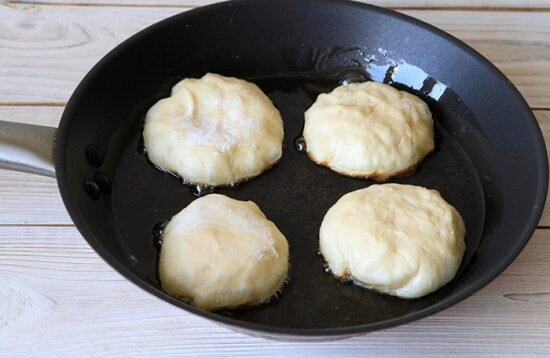 Хорошо перемешивая будущую основу для беляшей, завершите приготовление теста: частями добавьте просеянную муку (3 ст.).
