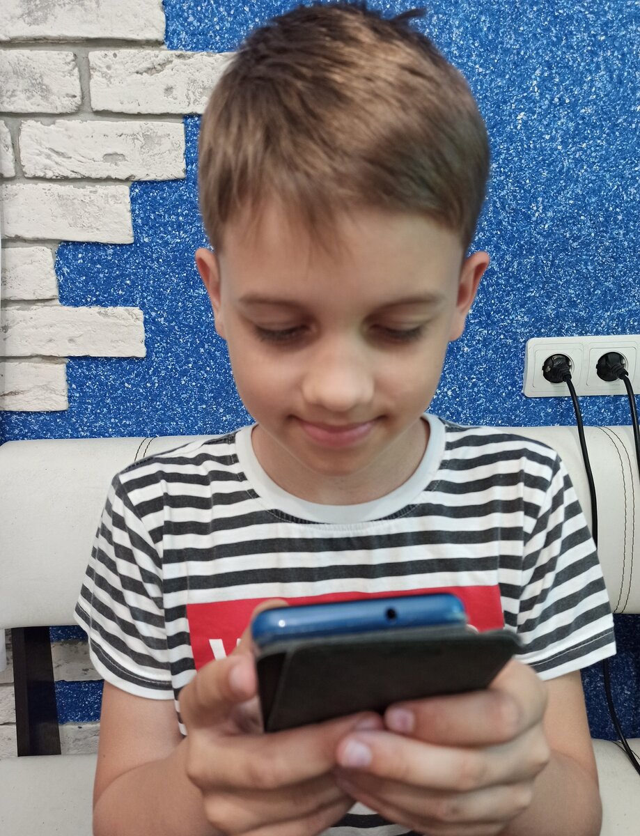 В результате исследований ученые выяснили, что мужчины менее подвержены фаббингу, чем женщины. Кроме того, психологи установили взаимосвязь между пристрастием к фаббингу и синдромом FoMO («страх пропустить что-то важное»), зависимостью от мессенджеров и соцсетей и слабым самоконтролем