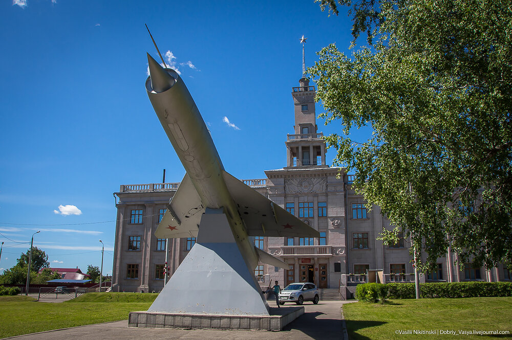 Истребитель перед Домом музеем В. Чкалова.