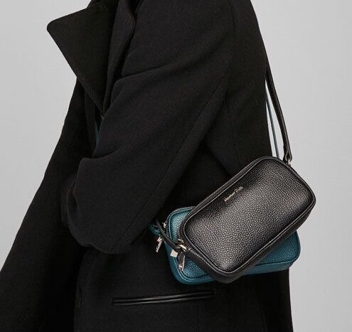 В такие сумочки много вещей положить не сможете, но вот если Вы собираетесь на прогулку, то телефон, ключи и ещё парочку вещей с легкостью сможете вместить! 