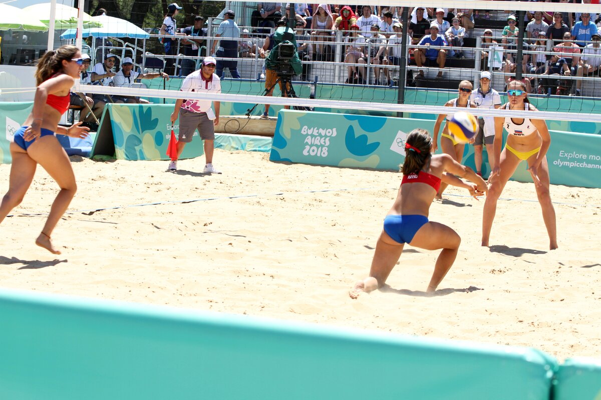 Источник: https://upload.wikimedia.org/wikipedia/commons/c/cf/Beach_volleyball_at_the_2018_Summer_Youth_Olympics_%E2%80%93_Girls_Quarterfinals_%E2%80%93_RUS_vs_PUR_178.jpg