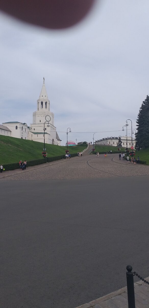 Слева - известный Кремль