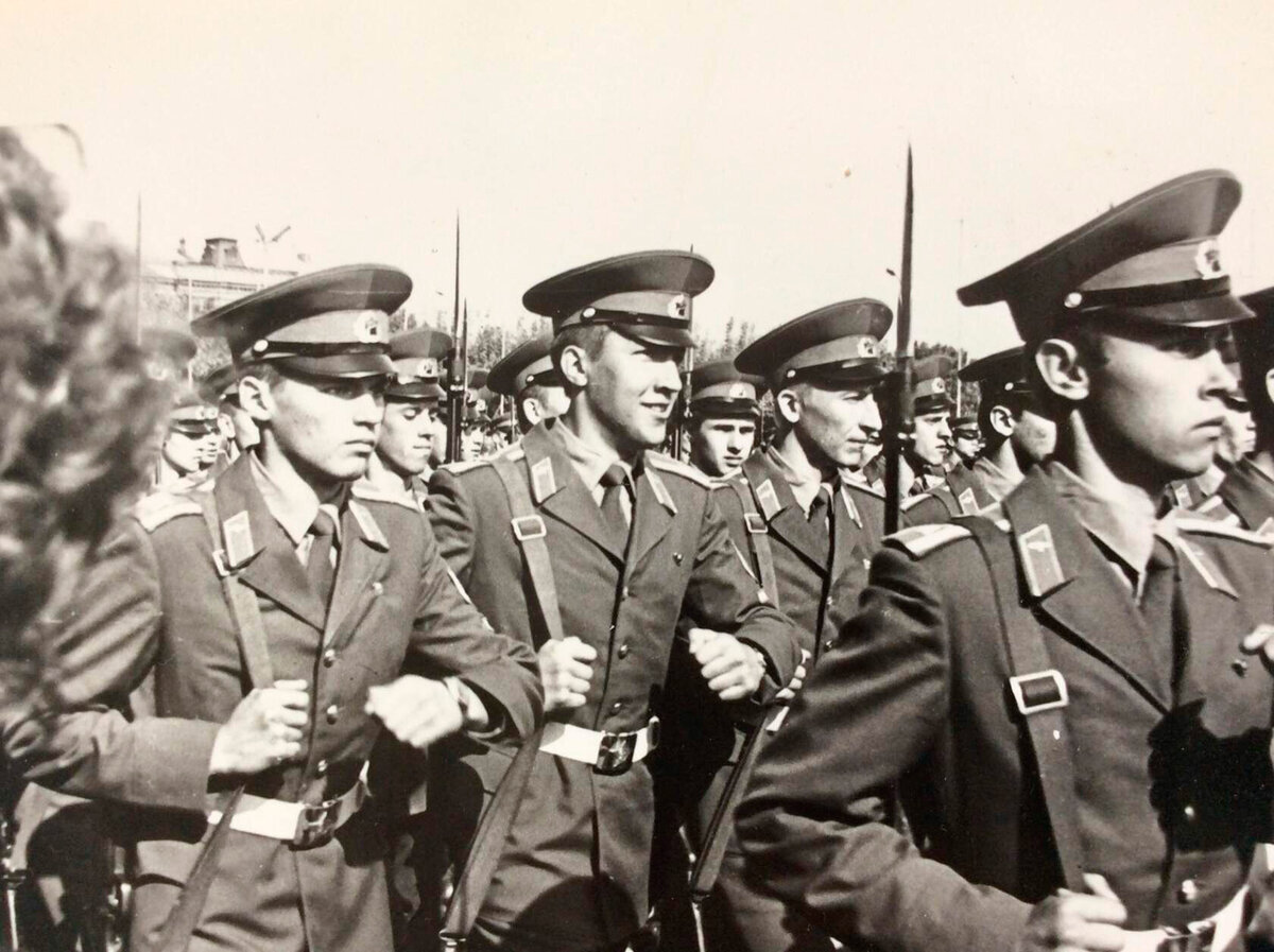 свваулш выпуск 1989 летчики. саратовское вертолетное училище. саратовское авиационное училище лётчиков. выпуск свваул выпуск 1981. виктор попов.