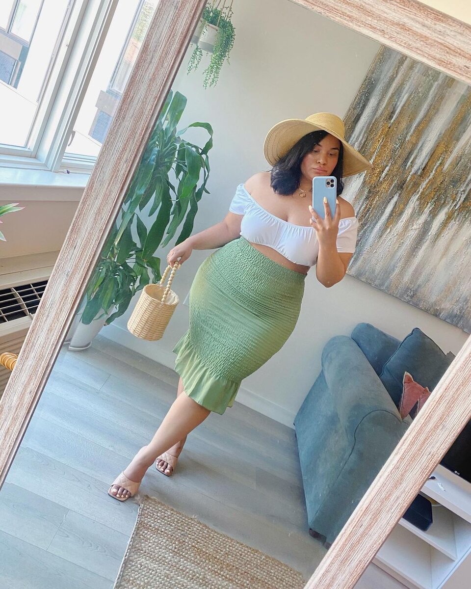 Листайте влево Instagram: @denisemmercedes