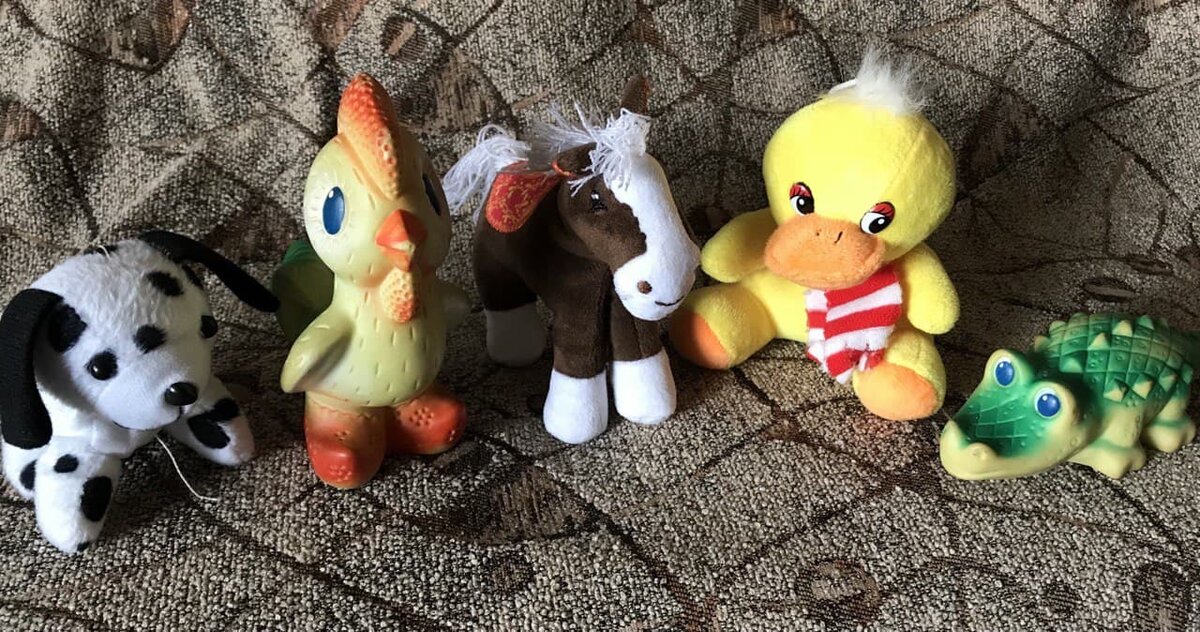 Можно подобрать игрушки разных цветов и обратить внимание ребенка, какая игрушка какого цвета