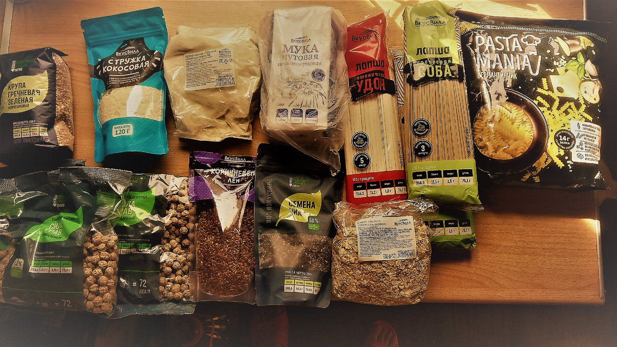 Еще одна пачка зеленой гречки, кокосовая стружка, пачка манки (нафейхоа она мне, я её терпеть не могу), мука нутовая, лапша удон пшеничная, лапша гречневая - 2 пачки, макароны спиральками, три пачки отрубей, семена льна, семена чиа, овсянка, сэр