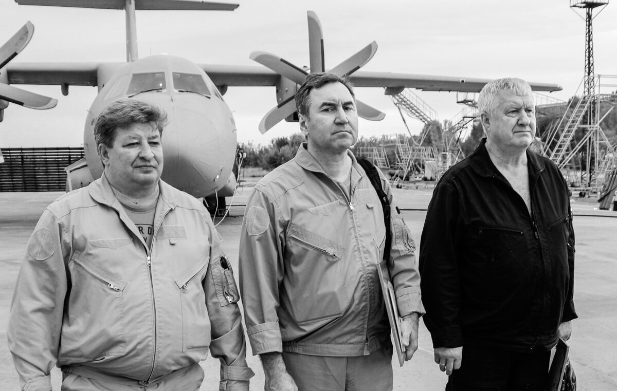 В самолете был экипаж в составе шеф-пилота ПАО «Ил» Николая Куимова, летчика-испытателя первого класса Дмитрия Комарова, бортинженера-испытателя первого класса Николая Хлудеева