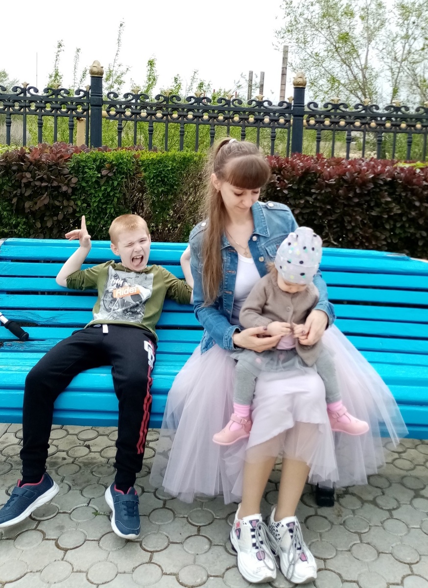 Со мной Серафим и Виктория. Я на 4ом месяце