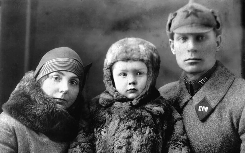 Олег Стриженов с родителями