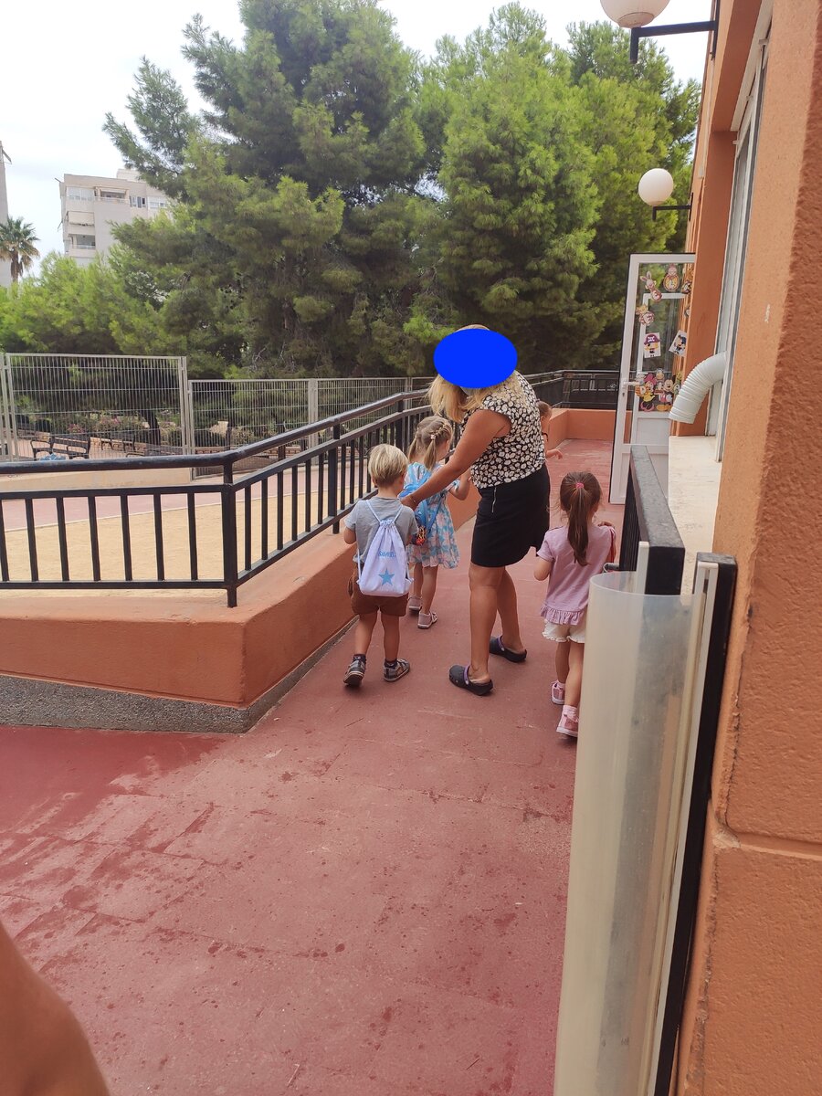 Так встречает классный руководитель у ворот