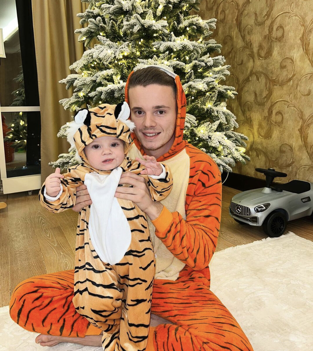Фото из Инстаграм Шульгиной Л., невестки певицы Валерии. Костюм Милого  маленького тигрёнка примерила внучка Валерии.