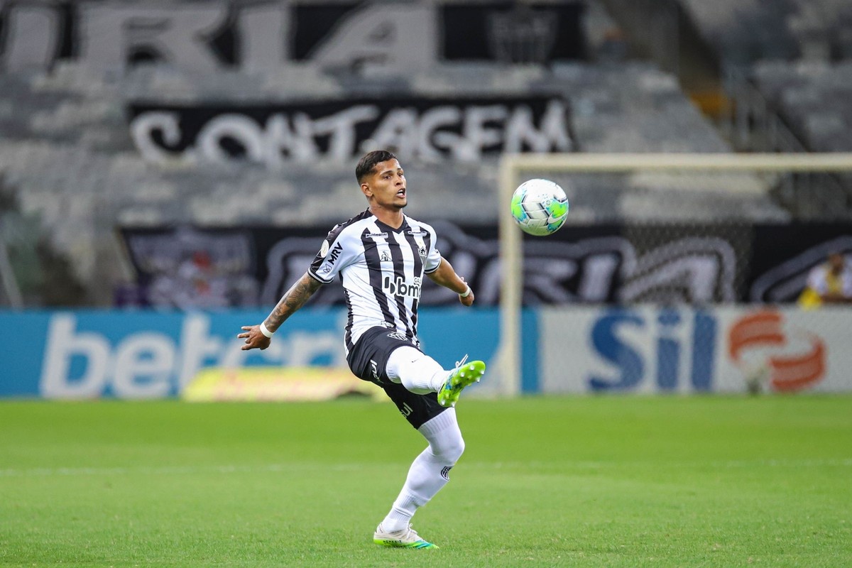 Маилтон во время карьеры в Бразилии...