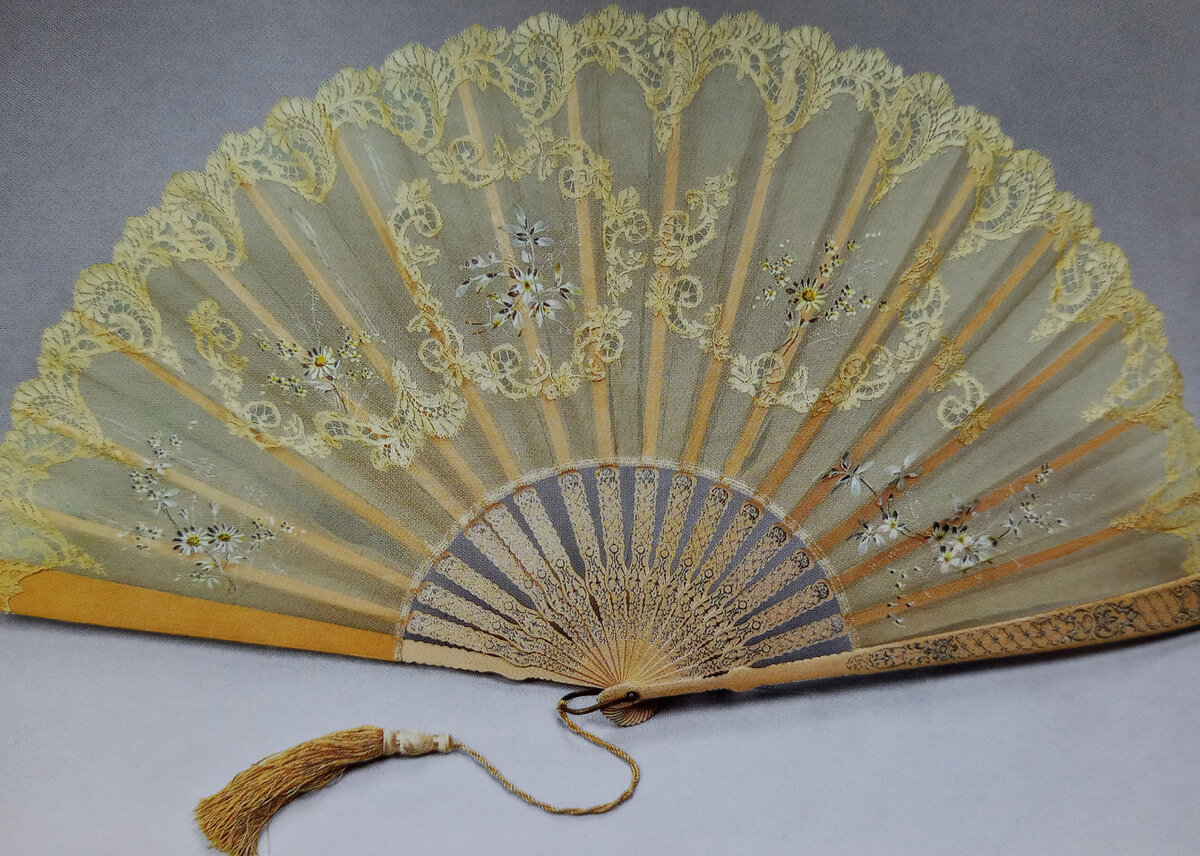 1890-е года, Россия. Дерево, металл, гравировка, серебрение. Экран из органди с кружевом, аппликация и роспись гуашью. 